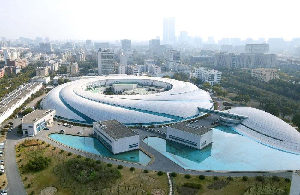 空中俯瞰位于上海張江科學(xué)城的上海光源（2024年2月27日攝，無(wú)人機(jī)照片）。