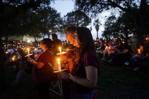 2023年5月24日，在美國得克薩斯州小城尤瓦爾迪，人們參加守夜儀式悼念校園槍擊遇害者。新華社記者吳曉凌攝