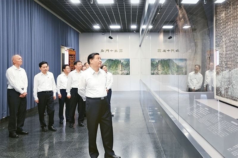 2023年7月29日，中共中央總書記、國家主席、中央軍委主席習(xí)近平在四川考察結(jié)束返京途中，來到陜西省漢中市考察。這是習(xí)近平參觀漢中市博物館有關(guān)歷史文物展陳。 新華社記者 鞠鵬/攝