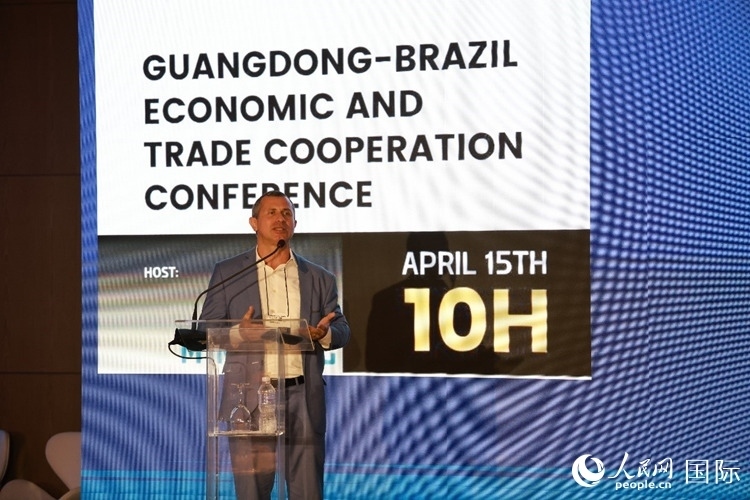 巴西里約州能源和海洋經(jīng)濟(jì)部國務(wù)秘書費利佩·佩肖托在推介會上致辭。人民網(wǎng)記者 陳海琪攝