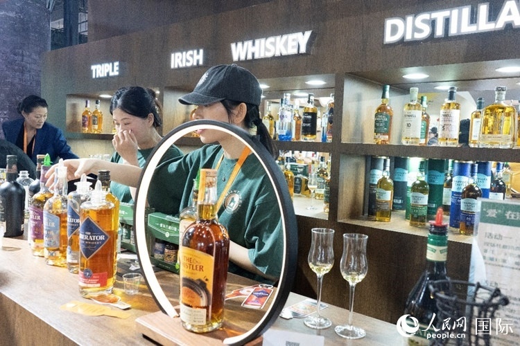 第四屆中國國際消費品博覽會愛爾蘭國家館內(nèi)的參展商。人民網(wǎng) 常沙攝