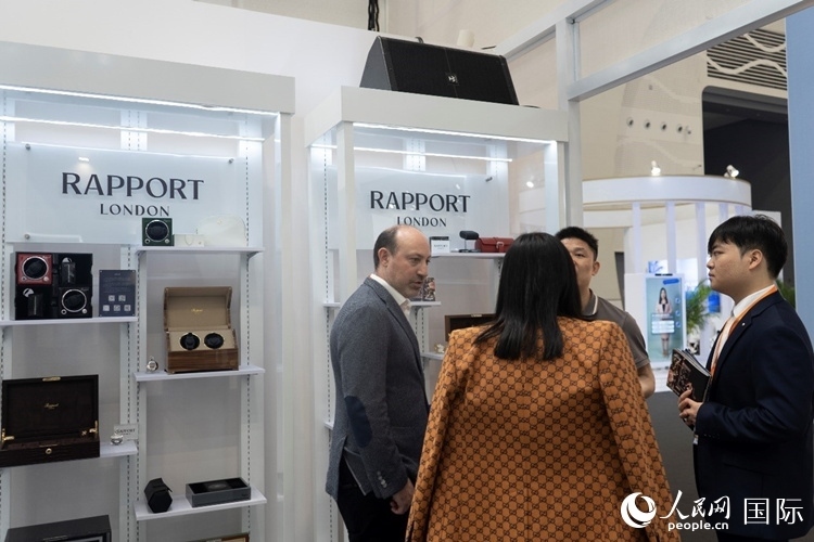 客商在第四屆中國國際消費品博覽會英國國家館內(nèi)交談。人民網(wǎng) 常沙攝