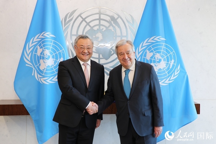 4月16日，中國新任常駐聯(lián)合國代表、特命全權(quán)大使傅聰在紐約聯(lián)合國總部向聯(lián)合國秘書長古特雷斯遞交了全權(quán)證書。 人民網(wǎng)記者 李志偉攝