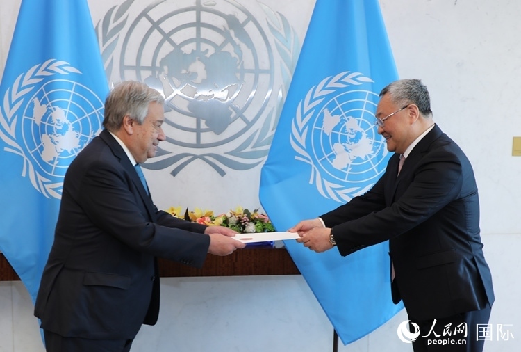 4月16日，中國新任常駐聯(lián)合國代表、特命全權(quán)大使傅聰在紐約聯(lián)合國總部向聯(lián)合國秘書長古特雷斯遞交了全權(quán)證書。 人民網(wǎng)記者 李志偉攝