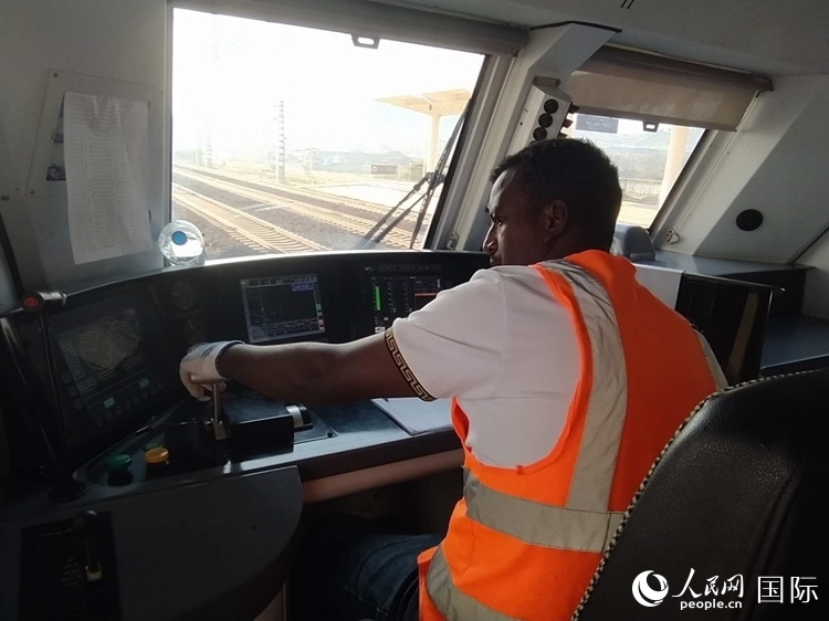 火車司機索博卡。人民網(wǎng)記者 黃培昭攝