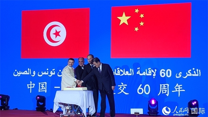 與會(huì)嘉賓共同切紀(jì)念蛋糕，從左至右分別為突尼斯國(guó)家旅游局局長(zhǎng)侯賽因、突尼斯駐華大使阿迪勒·阿拉比、外交部副部長(zhǎng)鄧勵(lì)、中國(guó)人民對(duì)外友好協(xié)會(huì)副會(huì)長(zhǎng)李?？?。人民網(wǎng)記者 萬(wàn)宇攝