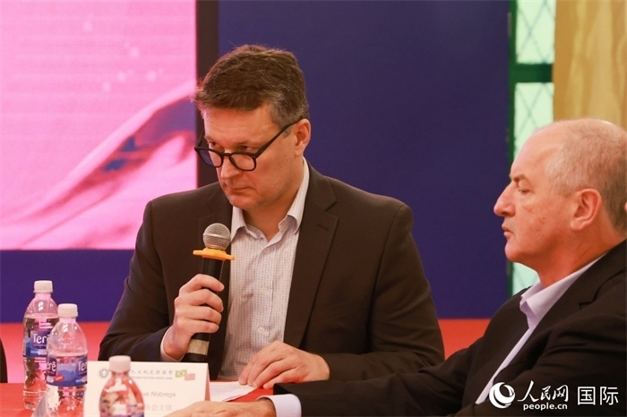 中巴友好協(xié)會(huì)主席恩里克·諾布雷加（左）在座談會(huì)上致辭。人民網(wǎng)記者 陳海琪攝