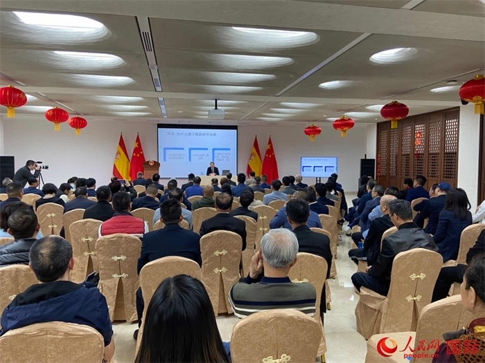 季奕鴻律師主講法律知識。人民網(wǎng)記者 范劍青攝