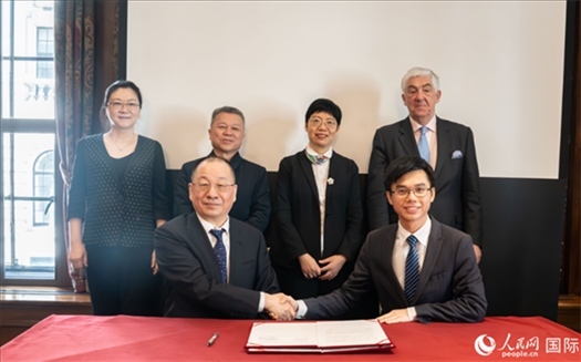 活動簽約現(xiàn)場。實習(xí)生 劉船攝