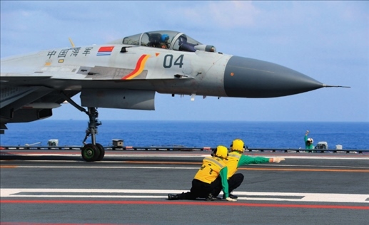 遼寧艦起飛助理作出放飛手勢(shì)，殲-15艦載戰(zhàn)斗機(jī)起飛（2020年4月攝）。張凱攝