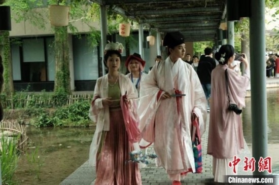 年輕人盛裝過“漢服節(jié)”。毛瑜 攝