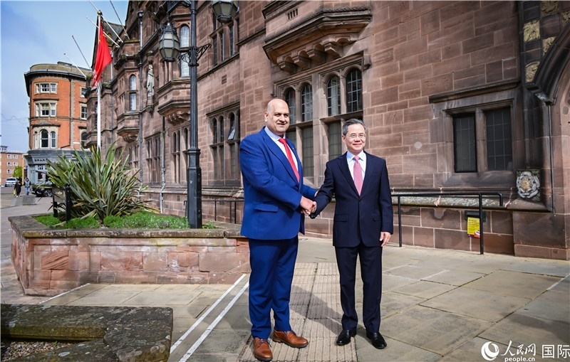 圖為中國駐英國大使鄭澤光在考文垂市政廳會(huì)見現(xiàn)場。人民網(wǎng) 郭錦標(biāo)攝