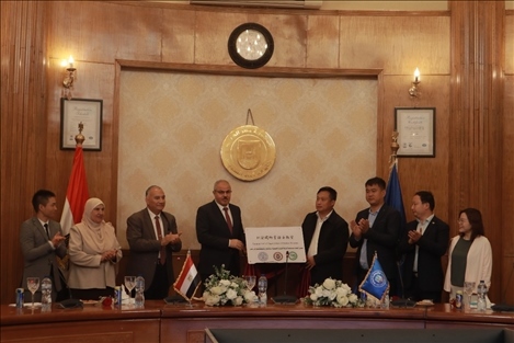 蘇伊士運(yùn)河大學(xué)語音教室正式揭牌。蘇伊士運(yùn)河大學(xué)孔子學(xué)院供圖