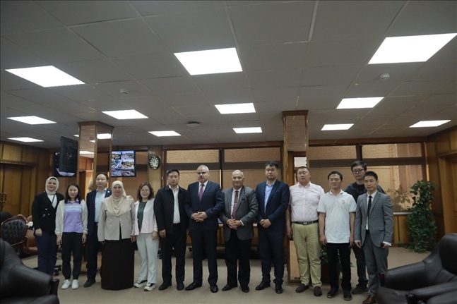 活動(dòng)現(xiàn)場合影。蘇伊士運(yùn)河大學(xué)孔子學(xué)院供圖