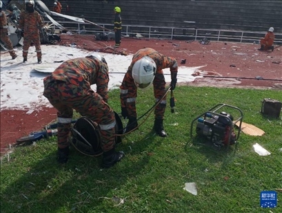 4月23日，救援人員在馬來西亞霹靂州的直升機(jī)墜毀現(xiàn)場救援。新華社發(fā)（馬來西亞消防拯救局供圖）