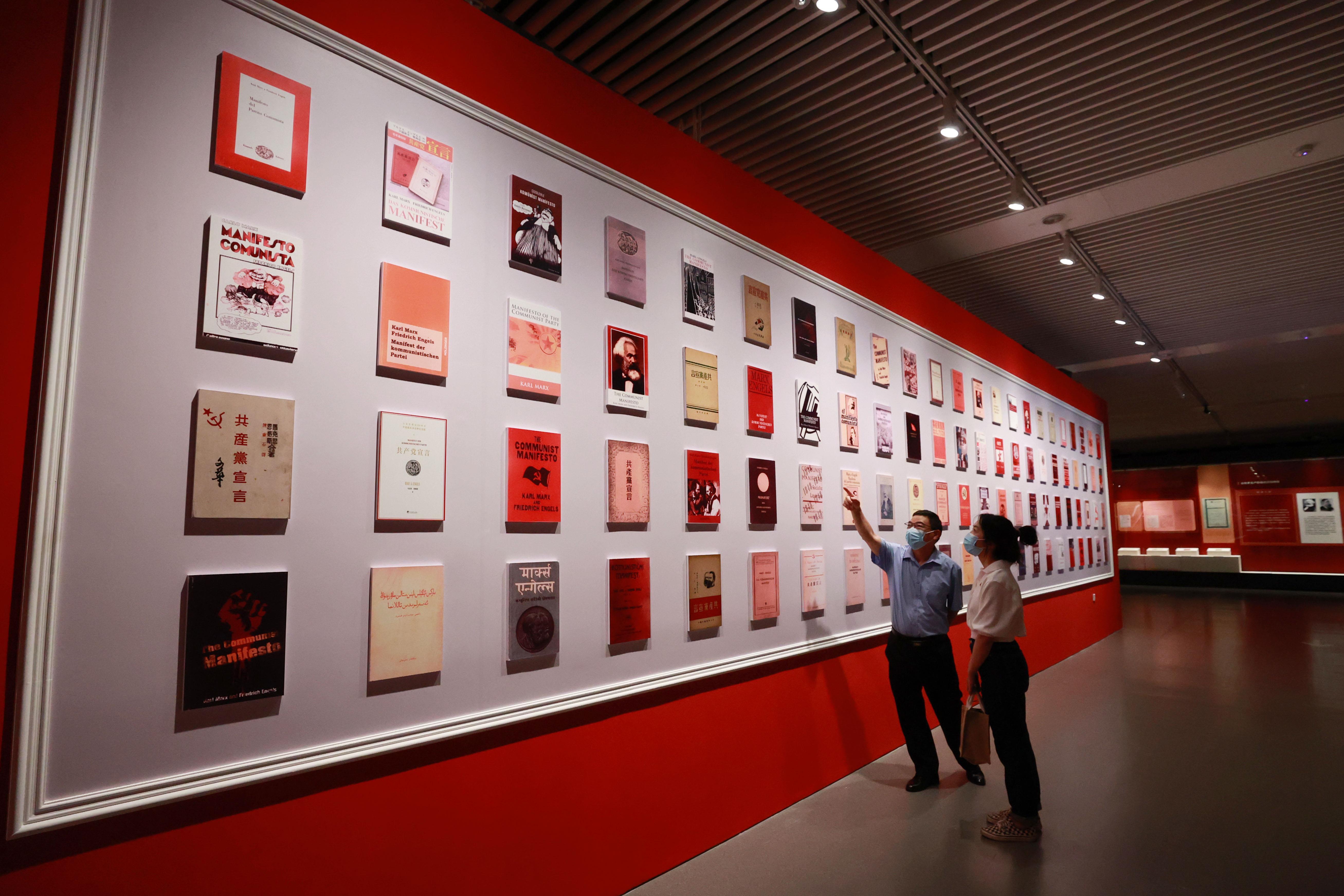△2021年8月5日，觀眾在國家圖書館觀看不同版本的《共產(chǎn)黨宣言》。