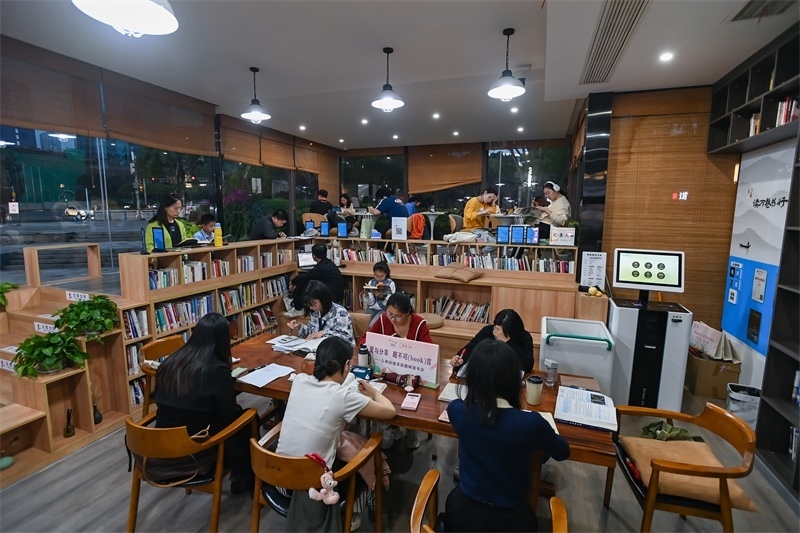 4月22日，讀者在重慶一家24小時城市智慧書房中閱讀。圖片來源：視覺中國