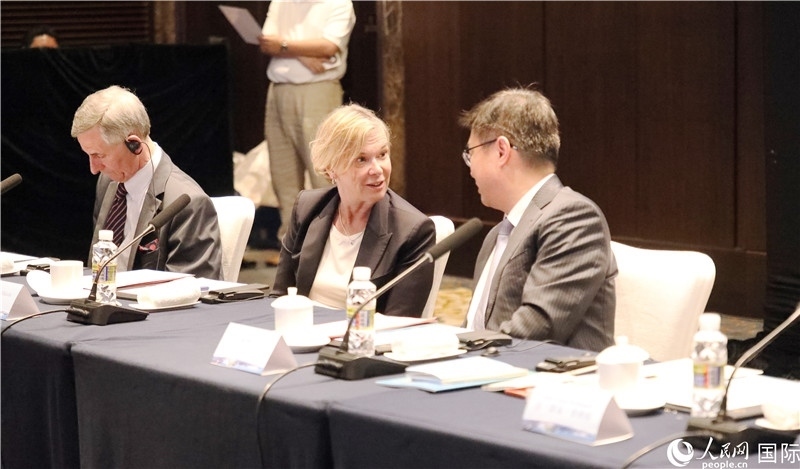 宣介會(huì)上，中外官員親切交談。人民網(wǎng)記者趙益普攝