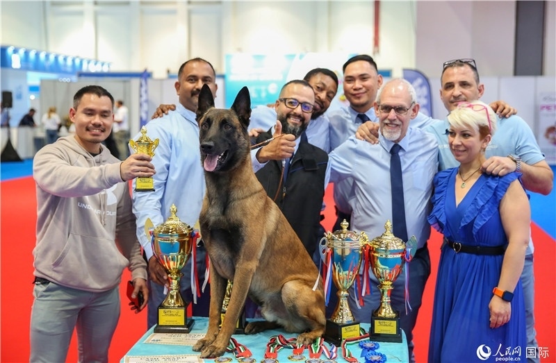 圖為參會嘉賓與獲獎(jiǎng)寵物合影，塔里克·易卜拉欣攝