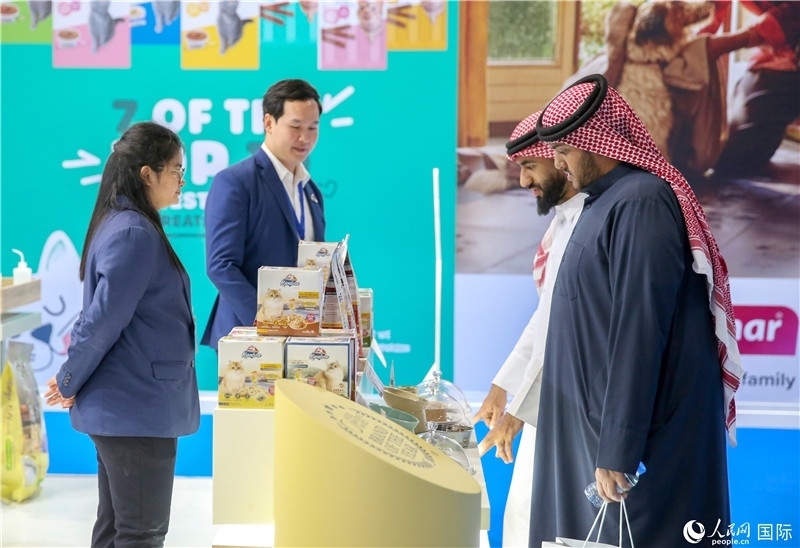 圖為當(dāng)?shù)乜蜕淘谥袊髽I(yè)展位前參觀，塔里克·易卜拉欣攝 (2)