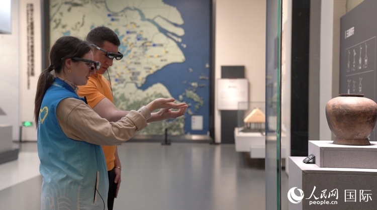人民網(wǎng)外籍專家在良渚博物院體驗AR眼鏡。人民網(wǎng)記者 袁蒙攝