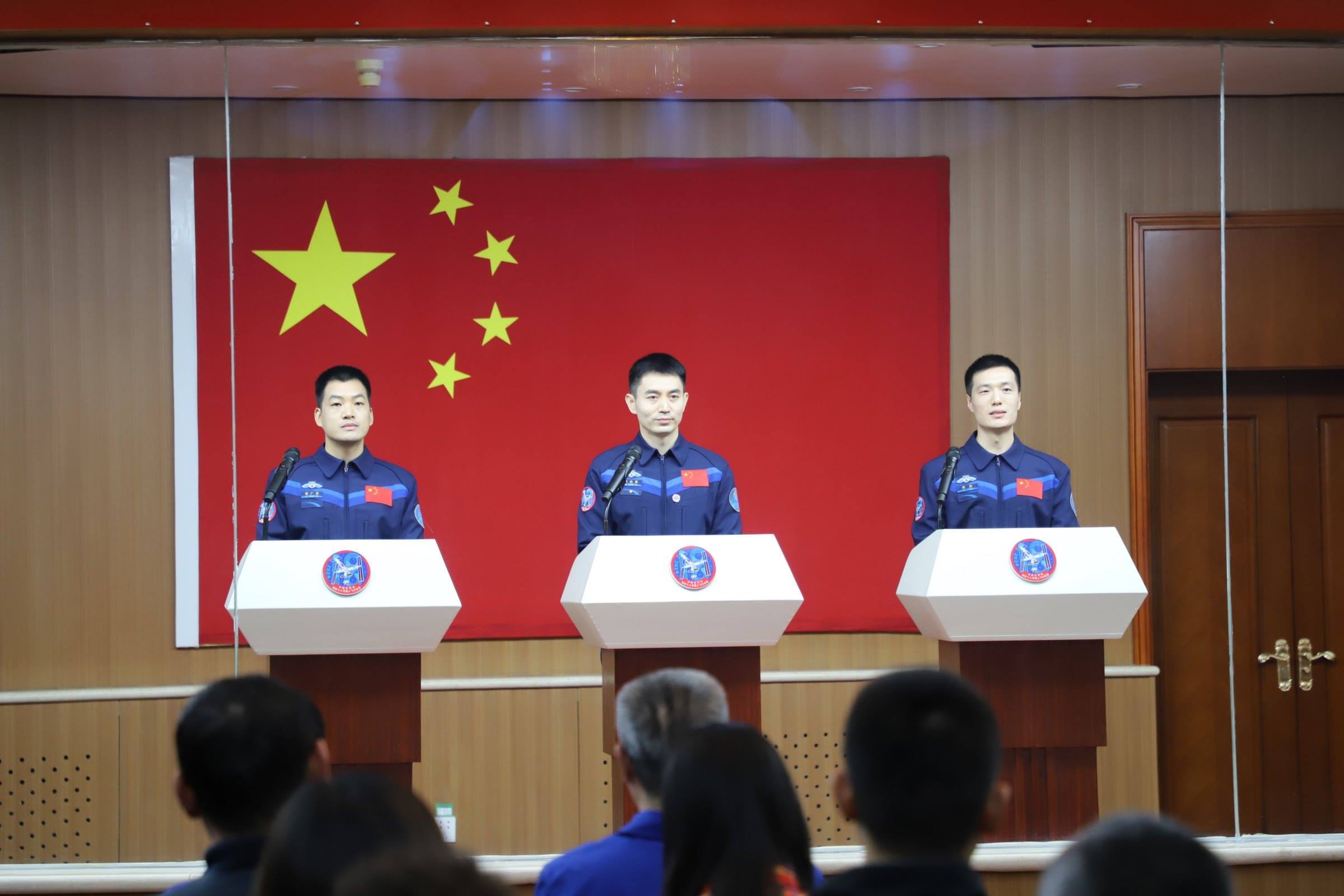 神舟十八號航天員與中外媒體記者集體見面。人民網(wǎng)記者 黃帆攝