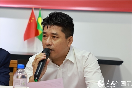 巴西中國浙江商會(huì)會(huì)長鄭俠茂在座談會(huì)上致辭。人民網(wǎng)記者 陳海琪攝