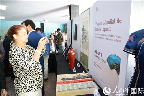 巴西民眾在活動(dòng)現(xiàn)場(chǎng)在四川非遺前駐足觀看。人民網(wǎng)記者 陳海琪攝