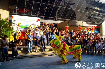 巴西民眾在里約天文館前觀看舞獅表演。四川省文化和旅游廳供圖。
