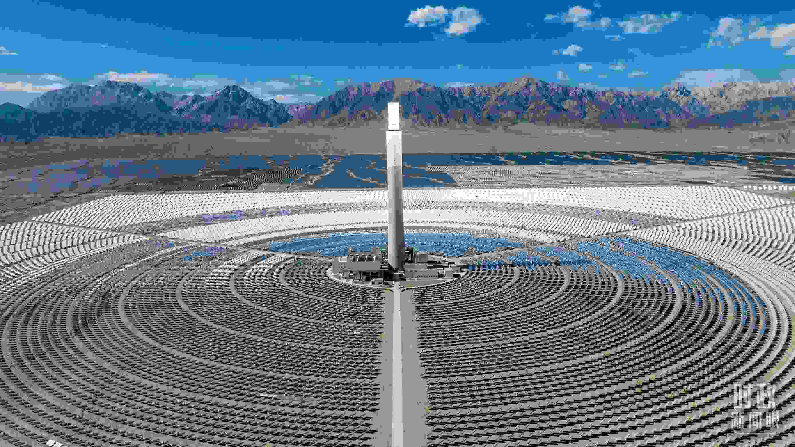 △青海海西德令哈塔式熔鹽儲(chǔ)能光熱發(fā)電廠。（圖/視覺(jué)中國(guó)）