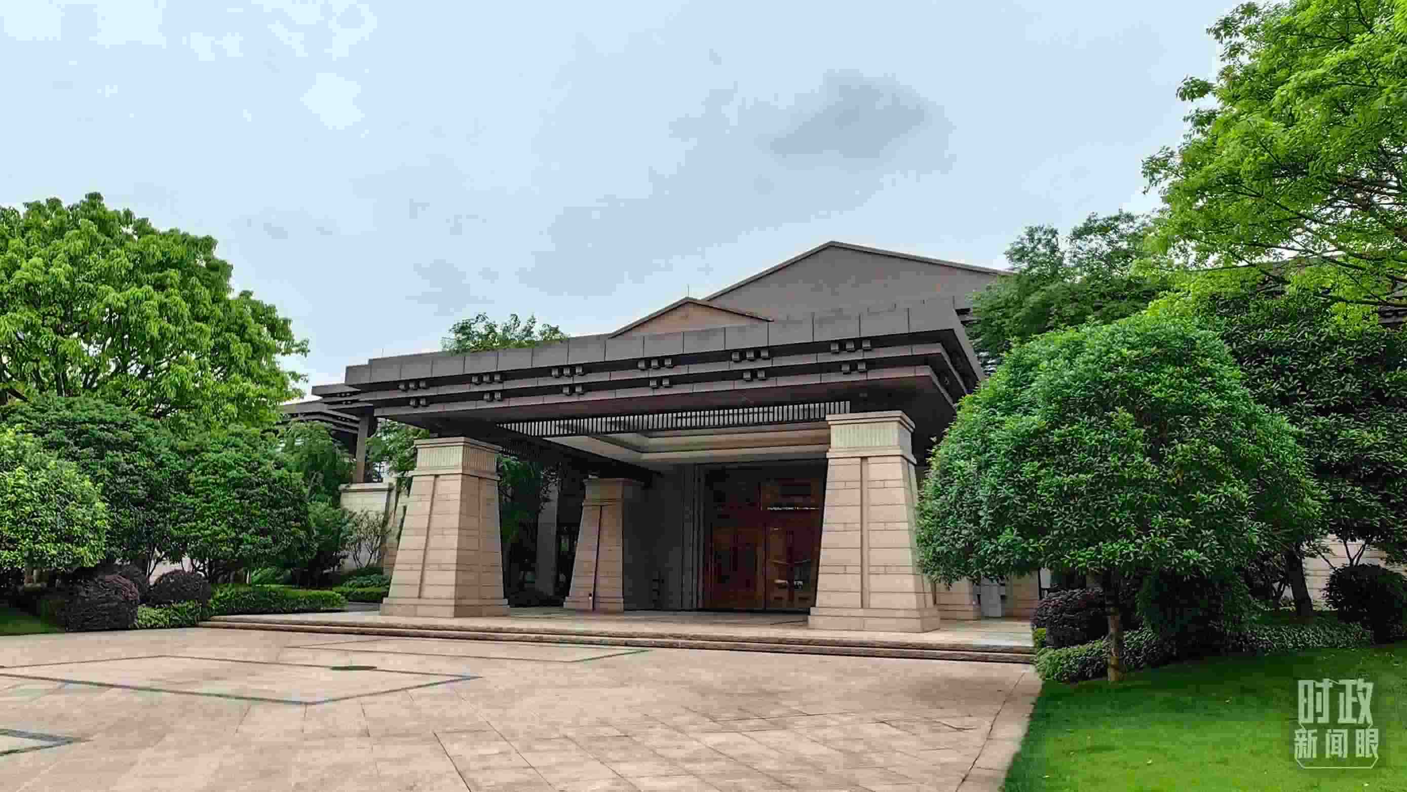 △重慶市渝州賓館，新時(shí)代推動(dòng)西部大開(kāi)發(fā)座談會(huì)在這里召開(kāi)。（總臺(tái)央視記者段德文拍攝）