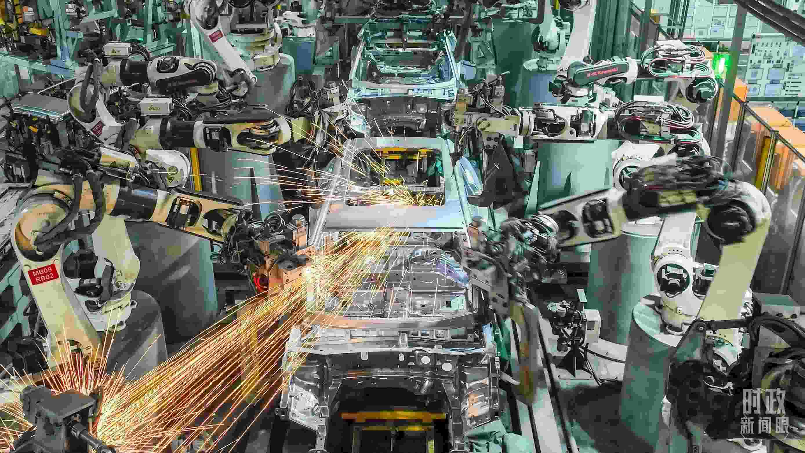  △2024年4月，重慶兩江新區(qū)的一家汽車(chē)制造企業(yè)，生產(chǎn)一派繁忙。（圖/視覺(jué)中國(guó)）
