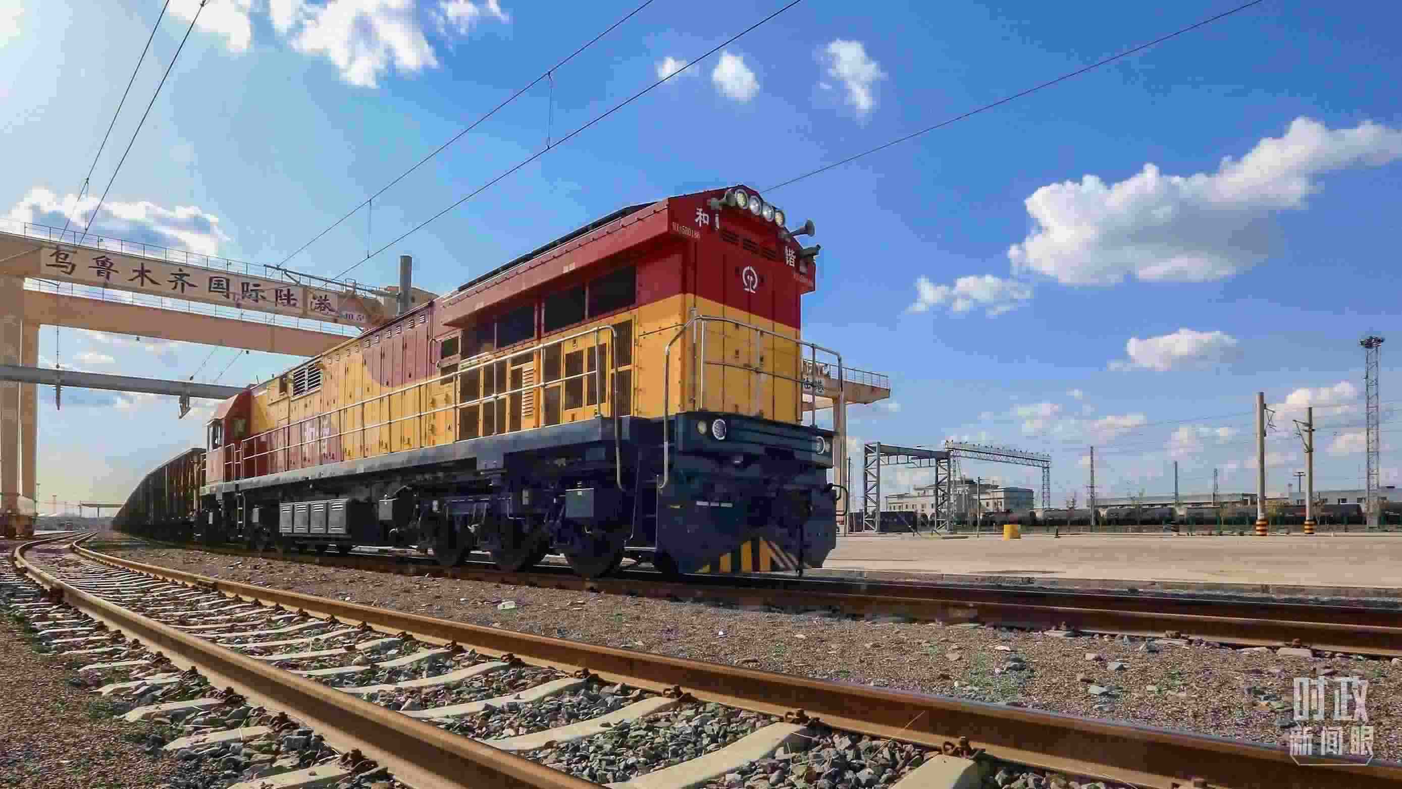 △2024年4月，烏魯木齊國(guó)際陸港區(qū)中歐班列“天山號(hào)”暢行絲路。（圖/視覺(jué)中國(guó)）