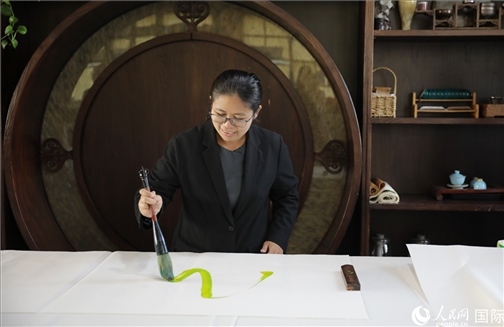 緬甸駐華大使館副館長、公使銜參贊杜欣瑪泰參加《五百筆·瀾湄合作》集體藝術(shù)創(chuàng)作。人民網(wǎng)王婧攝