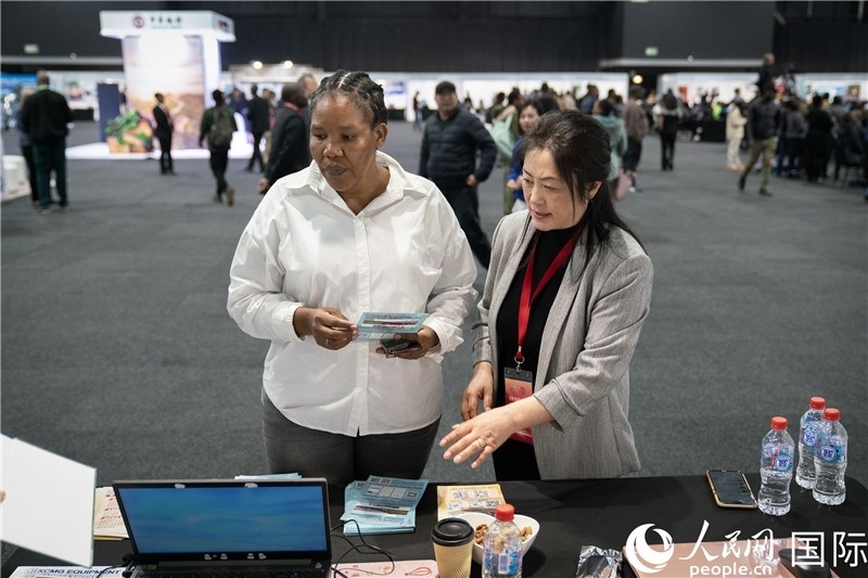 中企工作人員和當(dāng)?shù)厍舐氄呓徽?。希拉茲攝