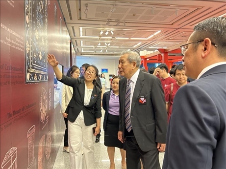 工作人員為泰國(guó)前副總理、泰中文化促進(jìn)委員會(huì)主席披尼講解展覽內(nèi)容。中國(guó)駐泰國(guó)大使館供圖