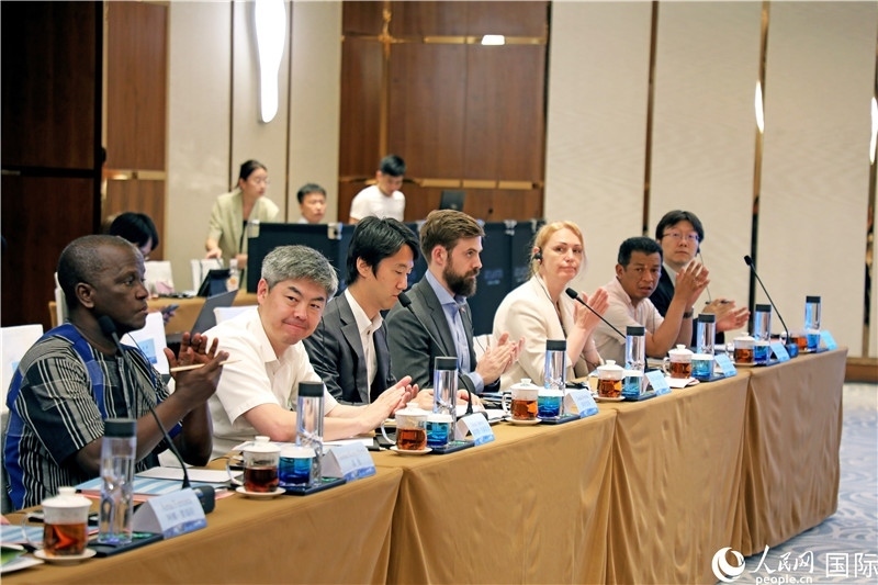 參加產(chǎn)業(yè)對接會的各國駐華使節(jié)。人民網(wǎng)記者趙益普攝