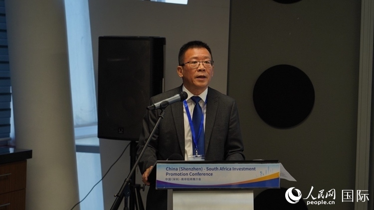 南非中國經(jīng)貿(mào)協(xié)會會長、中國銀行約翰內(nèi)斯堡分行行長張朝陽致辭。人民網(wǎng) 劉暢攝