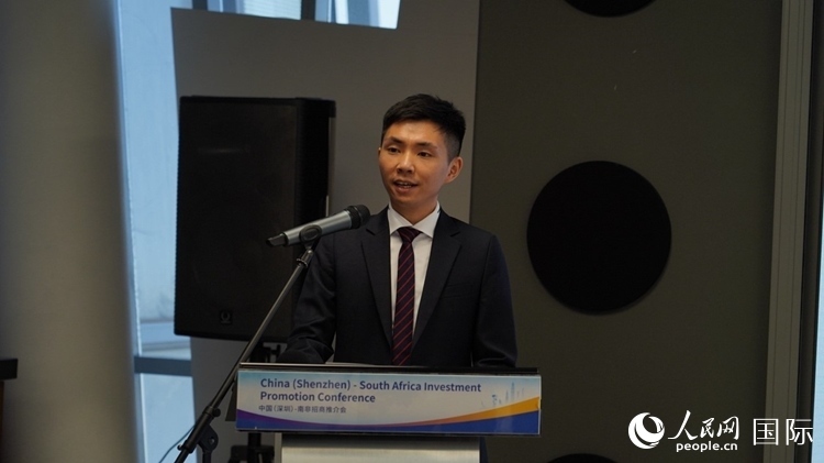 深圳市黃金珠寶首飾行業(yè)協(xié)會副會長李澤鋒介紹深圳市黃金珠寶產(chǎn)業(yè)發(fā)展情況。人民網(wǎng) 劉暢攝