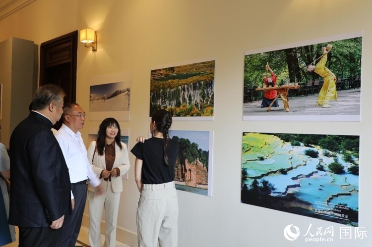 四川省文化和旅游廳副廳長(zhǎng)王成平、墨西哥松林文化中心展覽部主任盧西亞·恩里克斯·岡薩雷斯·薩拉維亞、墨西哥中國(guó)文化中心主任石岳文參觀圖片展。拍攝者為墨西哥分社外籍雇員埃內(nèi)斯托·多明戈斯