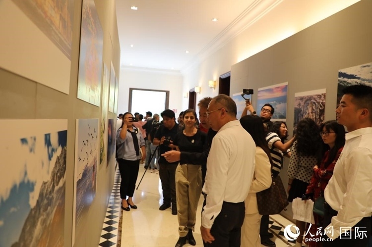 參觀者在圖片展活動(dòng)現(xiàn)場(chǎng)。拍攝者為墨西哥分社外籍雇員埃內(nèi)斯托·多明戈斯