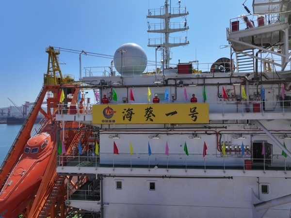 亞洲首艘圓筒型FPSO“?？惶枴苯ㄔ焱旯?。韓慶攝