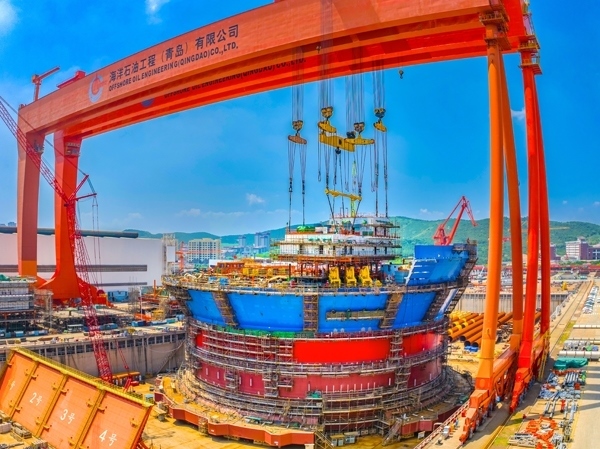 “?？惶枴蓖ㄟ^雙龍門吊進行總裝。侯憲鵬攝