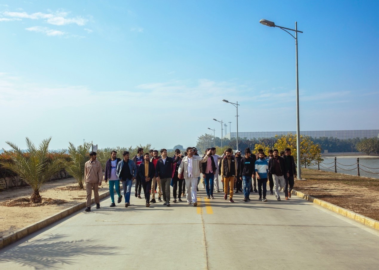 職業(yè)技校學(xué)員參觀中巴經(jīng)濟(jì)走廊薩希瓦爾電站。中國華能薩希瓦爾電站 供圖