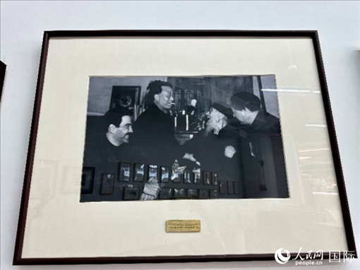 萬(wàn)徒勒里（左一）與艾青、蕭三、齊白石的老照片。人民網(wǎng)記者 周雨攝
