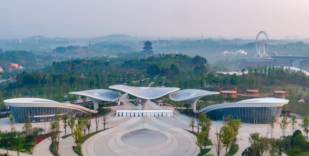 這是成都世園會(huì)主會(huì)場入口（無人機(jī)照片，2024年4月14日攝）。新華社記者 江宏景 攝