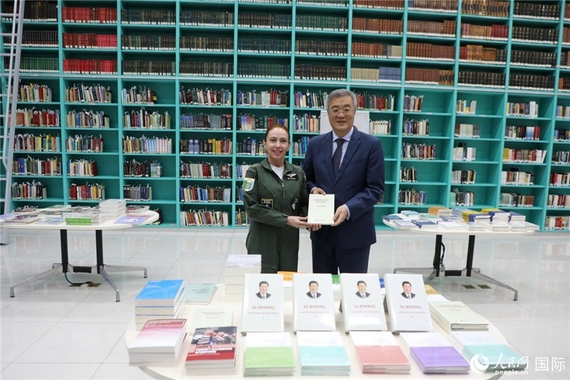 授課后，中國(guó)駐巴西大使祝青橋向巴西高等防務(wù)學(xué)院圖書(shū)館捐贈(zèng)了150本書(shū)籍。圖為祝青橋和巴西高等防務(wù)學(xué)院院長(zhǎng)卡拉·利里奧·馬丁斯在圖書(shū)捐贈(zèng)儀式上。 人民網(wǎng)記者 陳一鳴攝