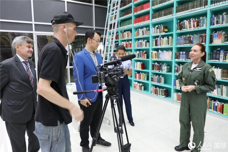 巴西高等防務(wù)學(xué)院院長(zhǎng)卡拉·利里奧·馬丁斯接受了人民網(wǎng)的視頻采訪。 人民網(wǎng)記者 陳一鳴攝