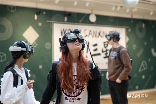 體驗三星堆VR文化。中國駐瑞典大使館供圖