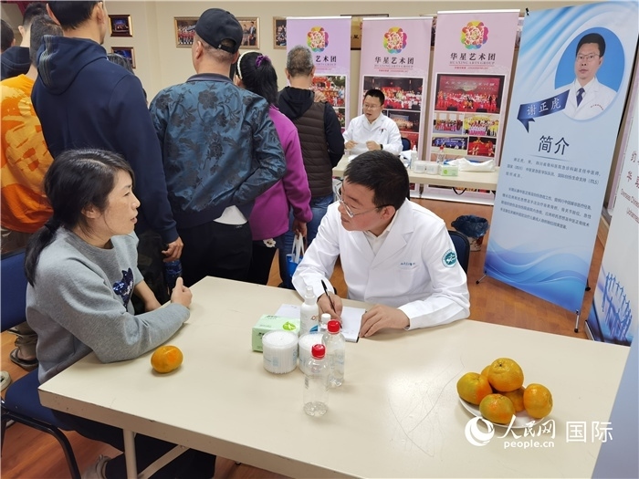 中醫(yī)專家為當?shù)厝A僑華人提供中醫(yī)咨詢和診療服務。 （本報記者 楊謳 攝）